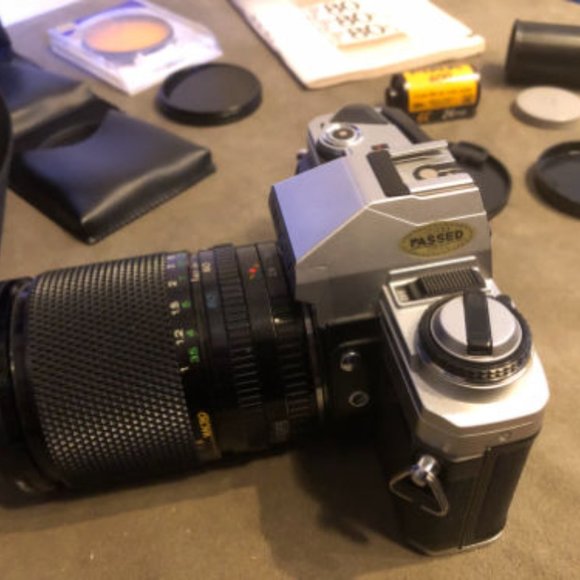 Minolta X-370 (35mm) SLR Film Camera w/ Case & 5-Lens Filters - Picture 6 of 8